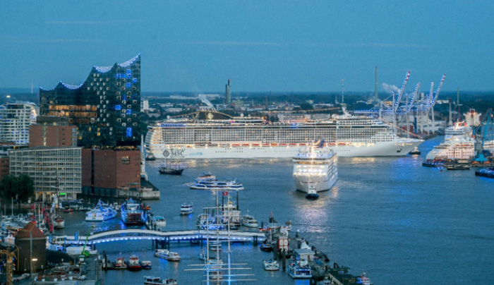 Photo of the Elbphilharmonie, the piers and cruise ship
