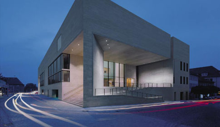 Photo of Professor talking to students